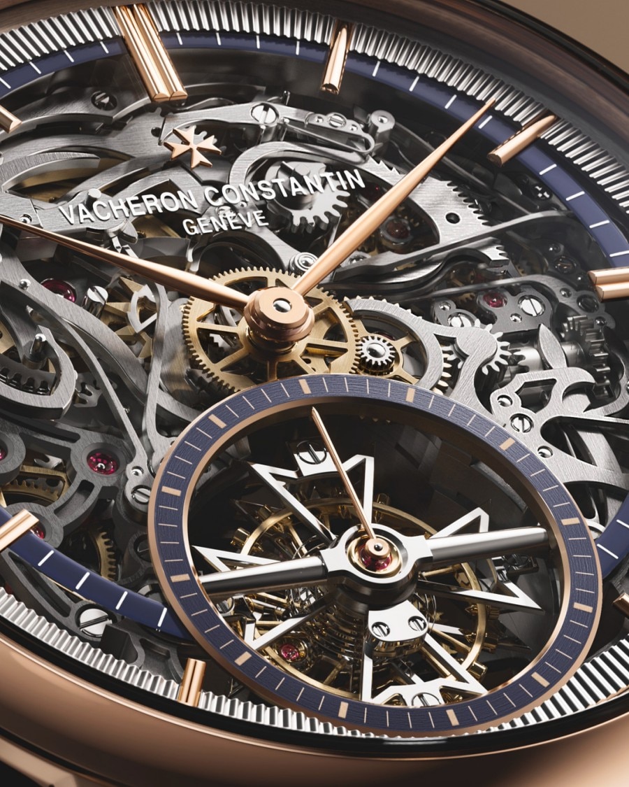 Orologio da polso scheletrato con cinturino in pelle scura su sfondo scuro.