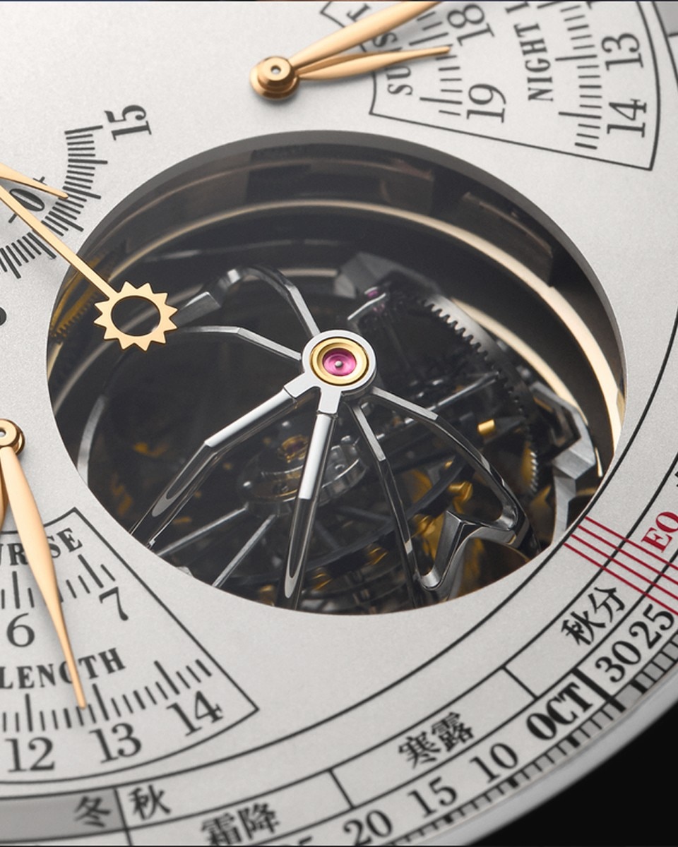 Uno sguardo dettagliato al primo orologio cinese con calendario perpetuo