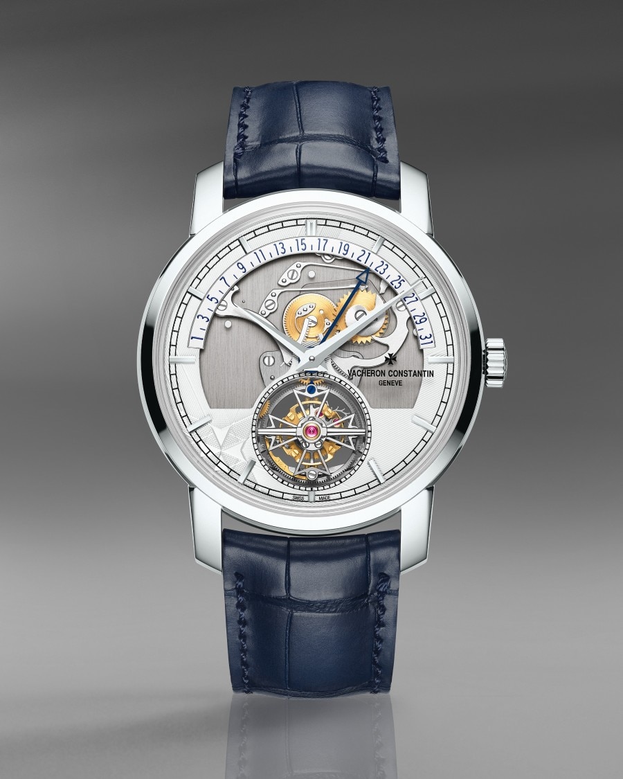 Traditionnelle Tourbillon Date Rétrograde Openface Montre de luxe avec tourbillon exposé, mouvement complexe et bracelet en cuir bleu.