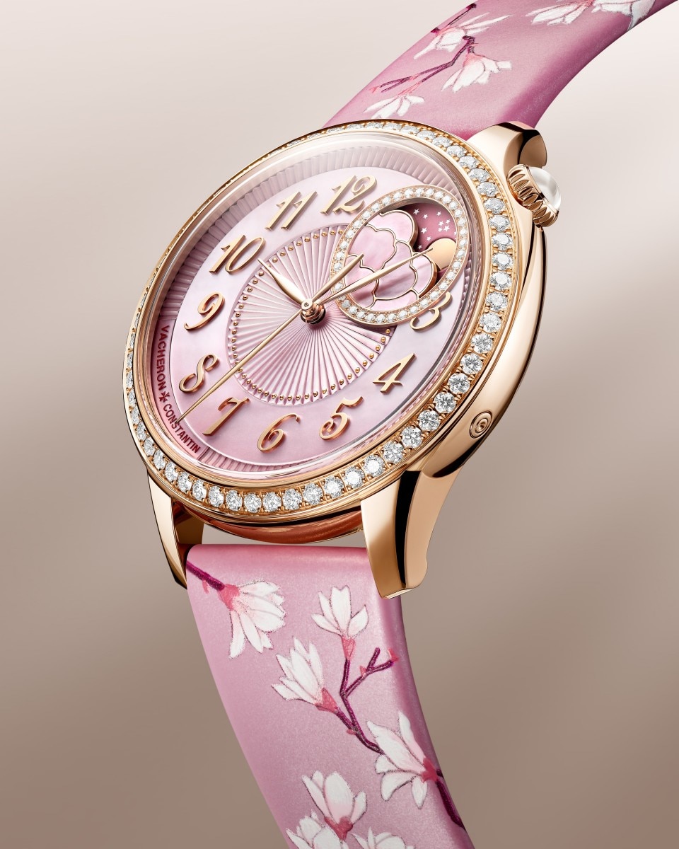 Primo piano del quadrante dell’orologio Égérie Fasi Lunari Spring Blossom, che mostra la complicazione delle fasi lunari e i delicati dettagli floreali.