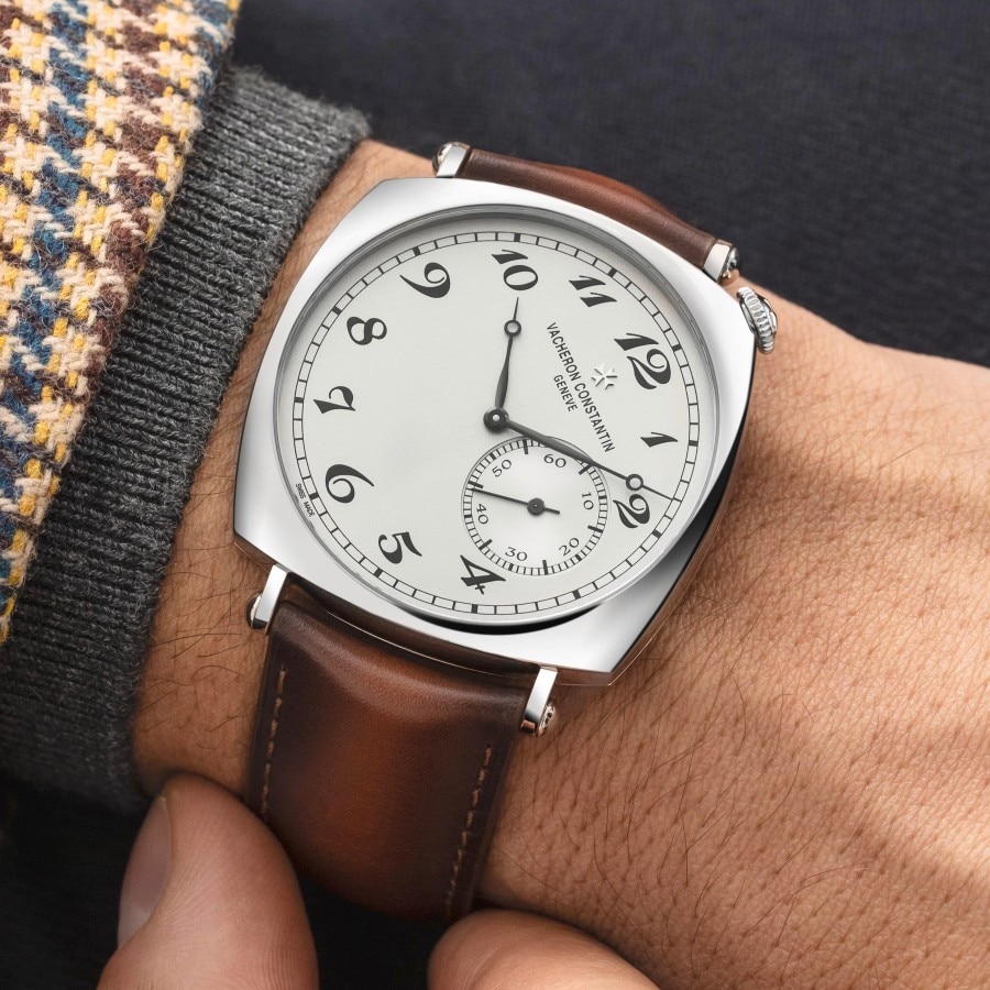 Man wearing an American 21 with a brown trap