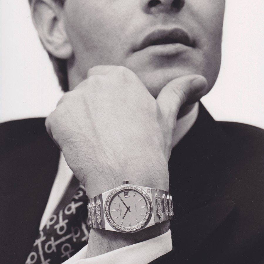 Man wearing an old edition of the Historiques 222, black and white picture