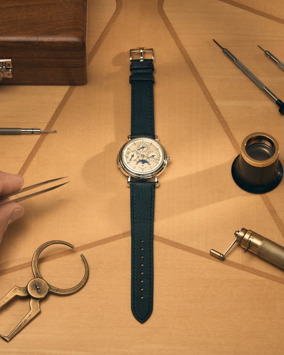 Assemblaggio di un orologio Vacheron Constantin con un bracciale scuro
