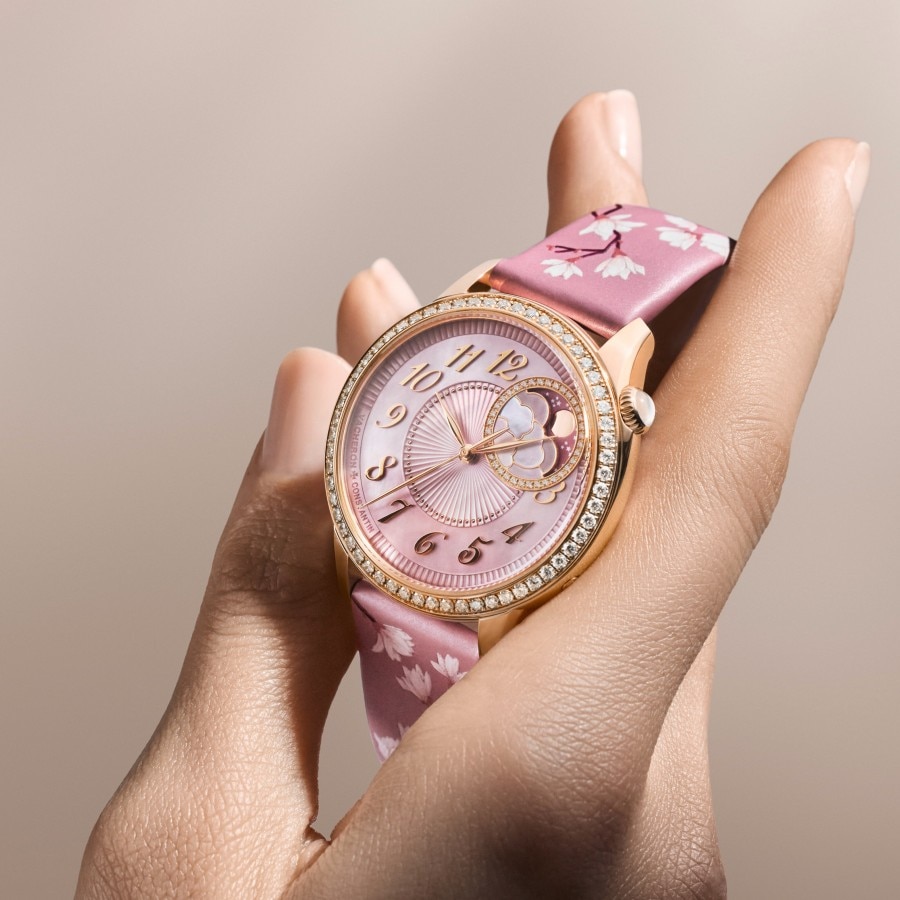 Orologio Égérie Fasi Lunari Spring Blossom, caratterizzato dal quadrante rosa e dalla lunetta con diamanti incastonati.
