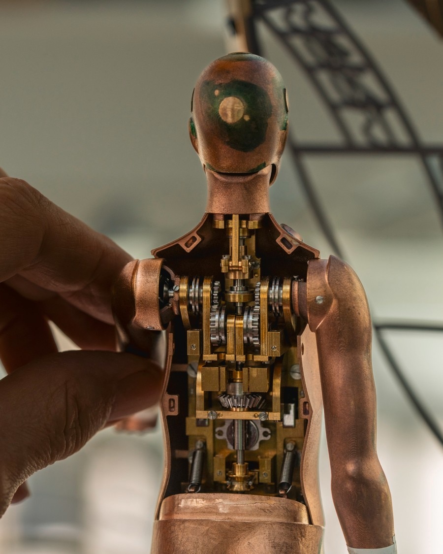 Image illustrating the automaton seen from the back and its mechanical skeleton
