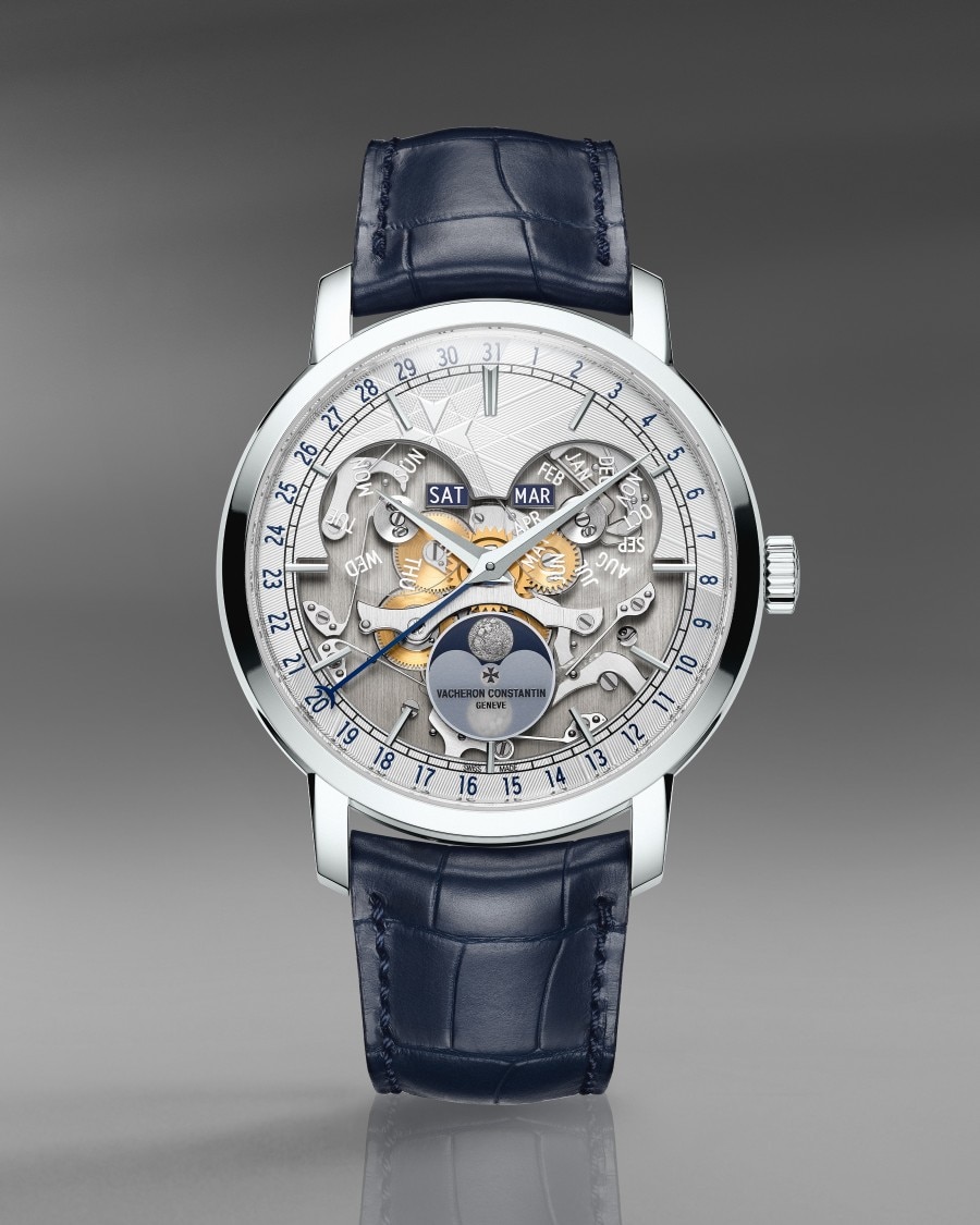 Traditionnelle Calendrier Complet Openface Pièce haut de gamme avec cadran ajouré, complications du calendrier, affichage de la phase lunaire et bracelet en cuir bleu.