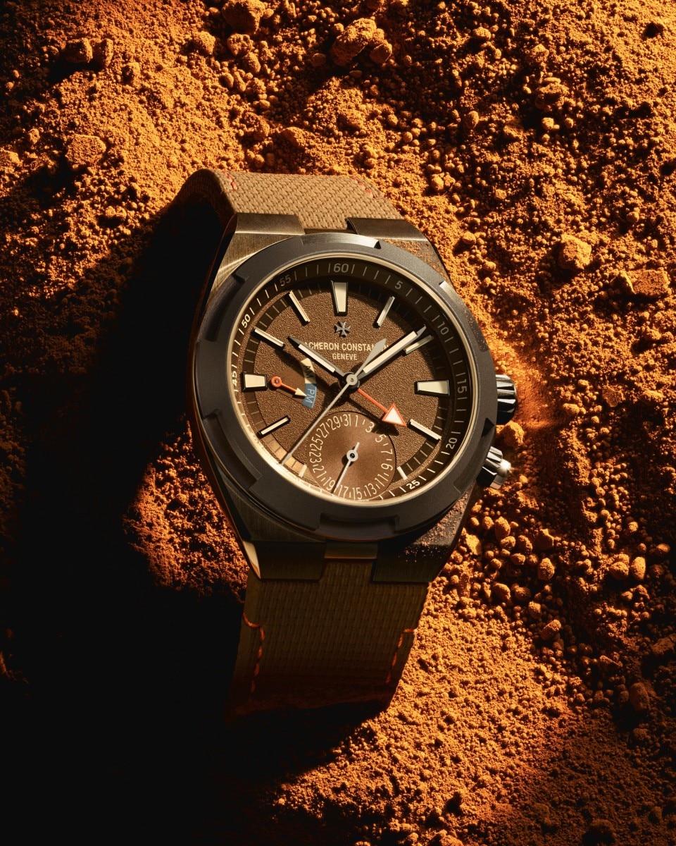 Коричневые часы Overseas на оранжевом песке