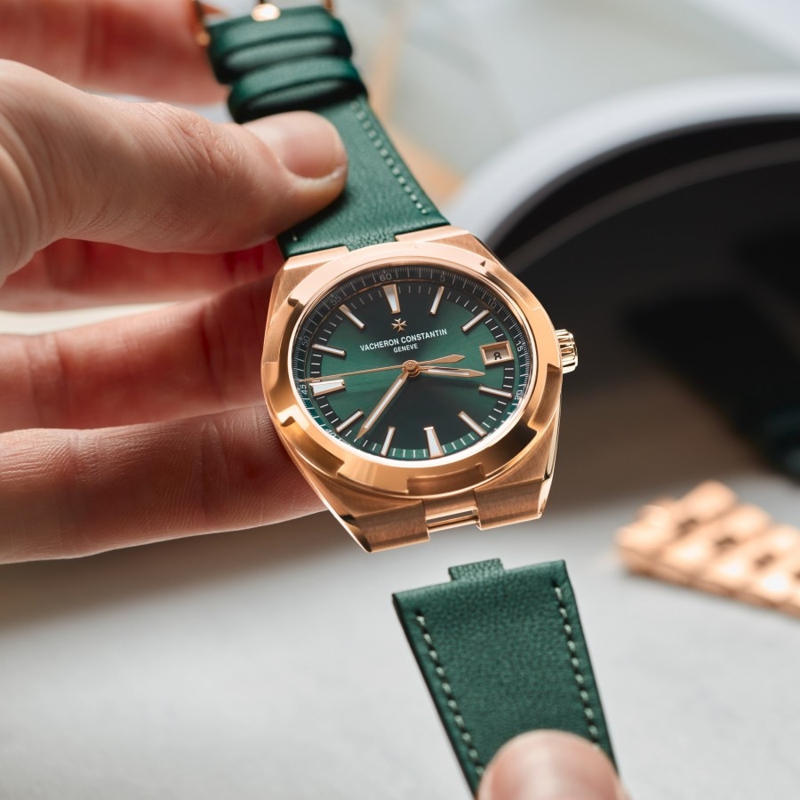 Overseas Self-winding in pink gold with a green dial and a green interchangeable strap