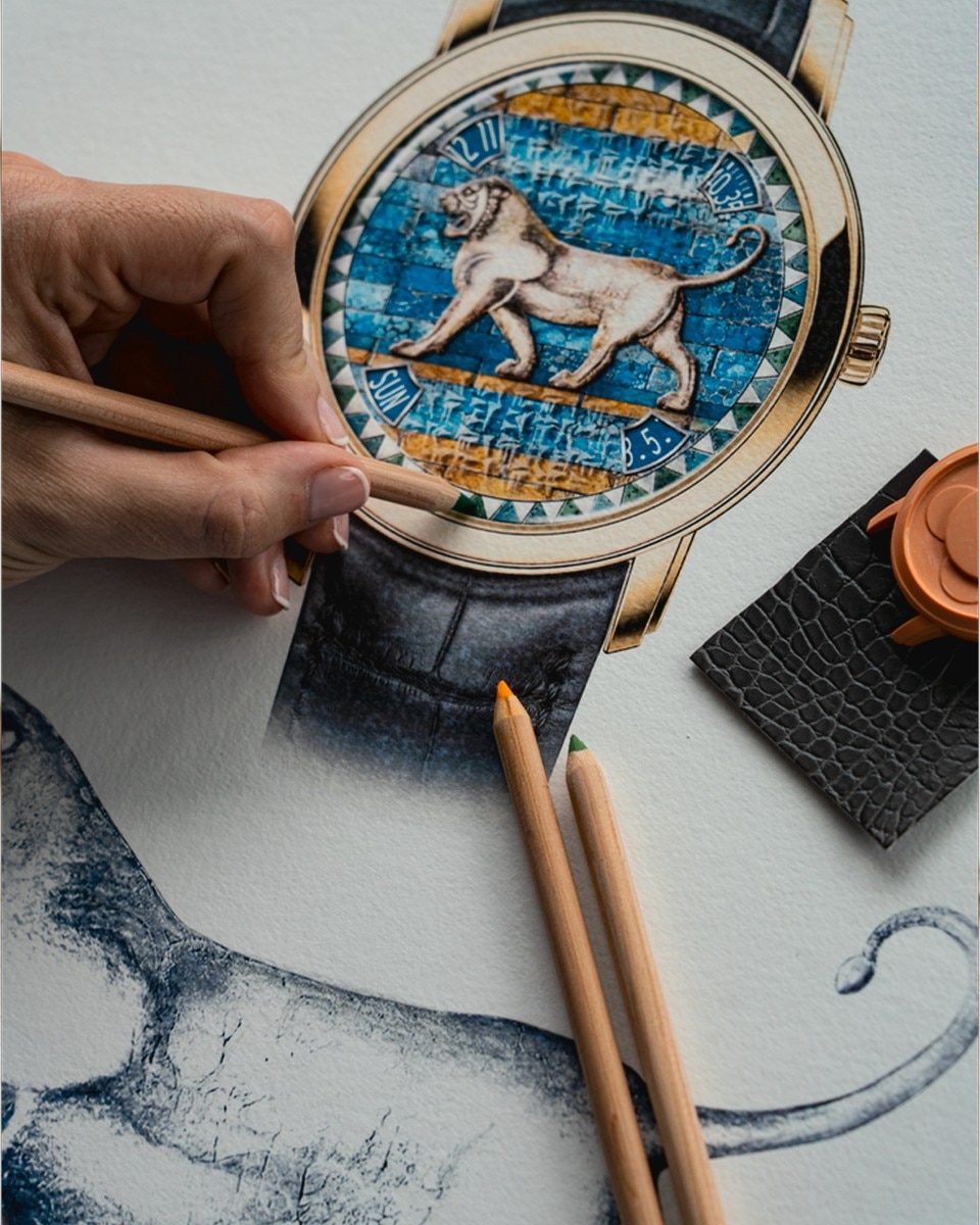 Orologio con motivo di leone dettagliato su sfondo turchese e dorato, vicino a strumenti da disegno.