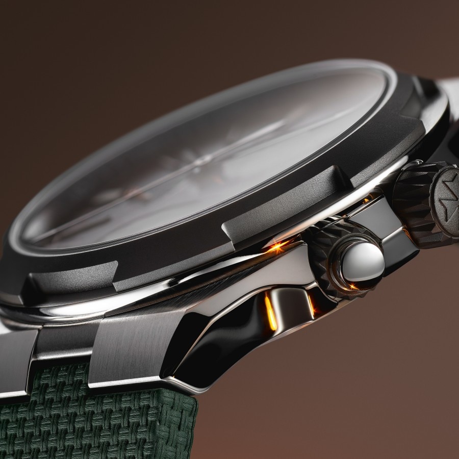 Vista ingrandita di un orologio Overseas Dual Time Punti Cardinali.