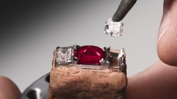 Eine Hand skizziert die Kollektion Grand Lady Kalla Vacheron Constantin.